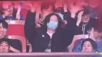 曺圭贤241221希澈来啦～圭贤：这个人已经10年没来过演唱会了，不过这次谢天谢地他来了，是Suju的金希澈，他感冒了一直说不要来，我叫他戴口罩来，谢谢！