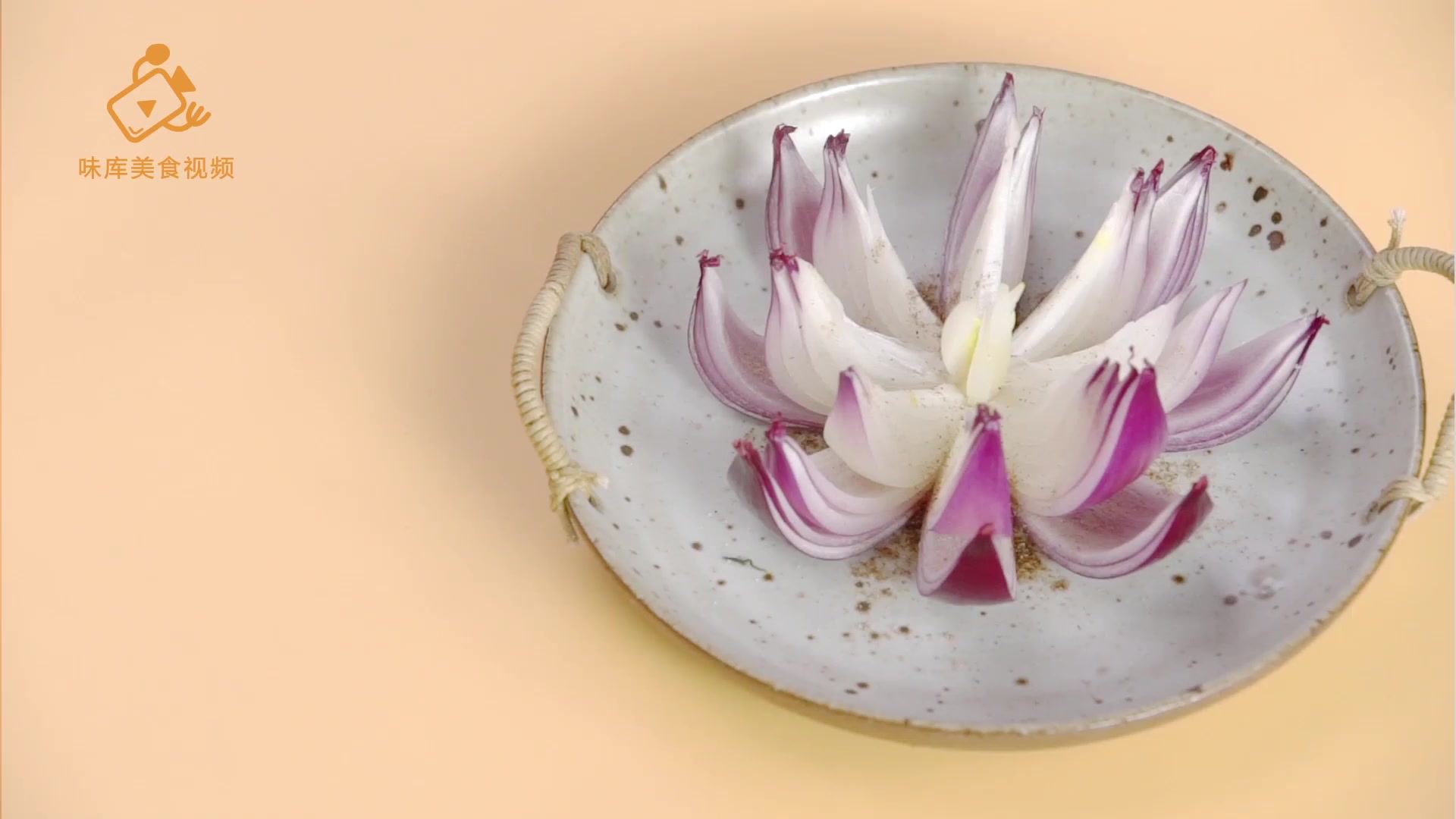 如何把洋葱切出一朵花洋葱雪莲让你的饭桌多点情调