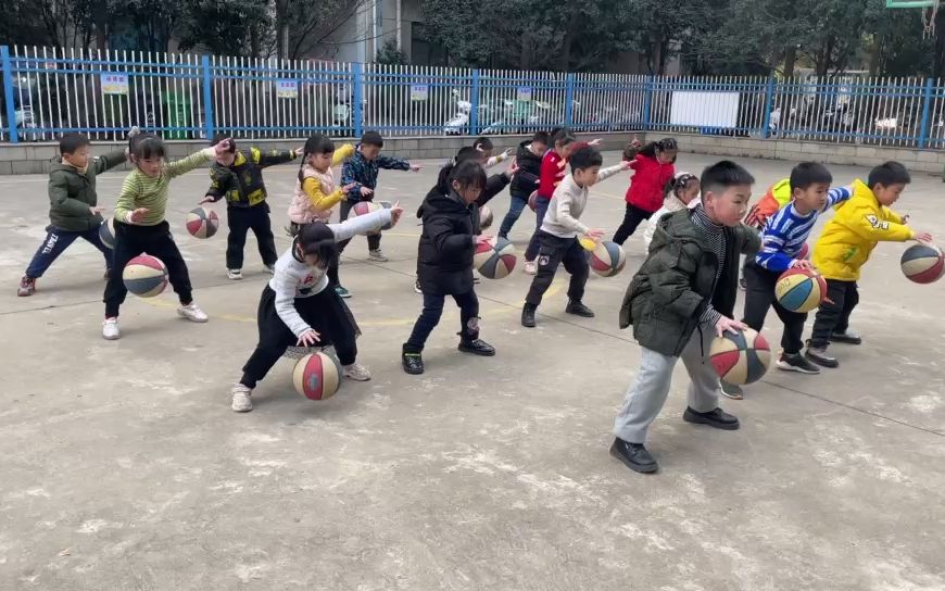 [图]黄石市博士友银湖月色幼儿园篮球操《偶像万万岁》