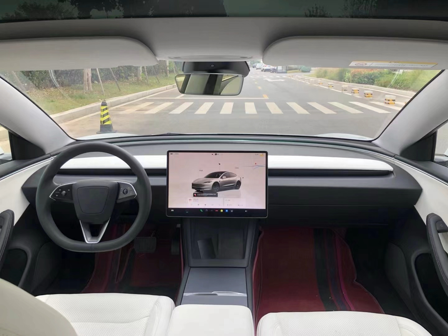 新到24年差几天24款Model3,焕新版毛豆3,续航606km,选装:+16000元象牙白内饰+白色外观,256色氛围灯,后排液晶屏,实表8000公里哔哩哔哩...