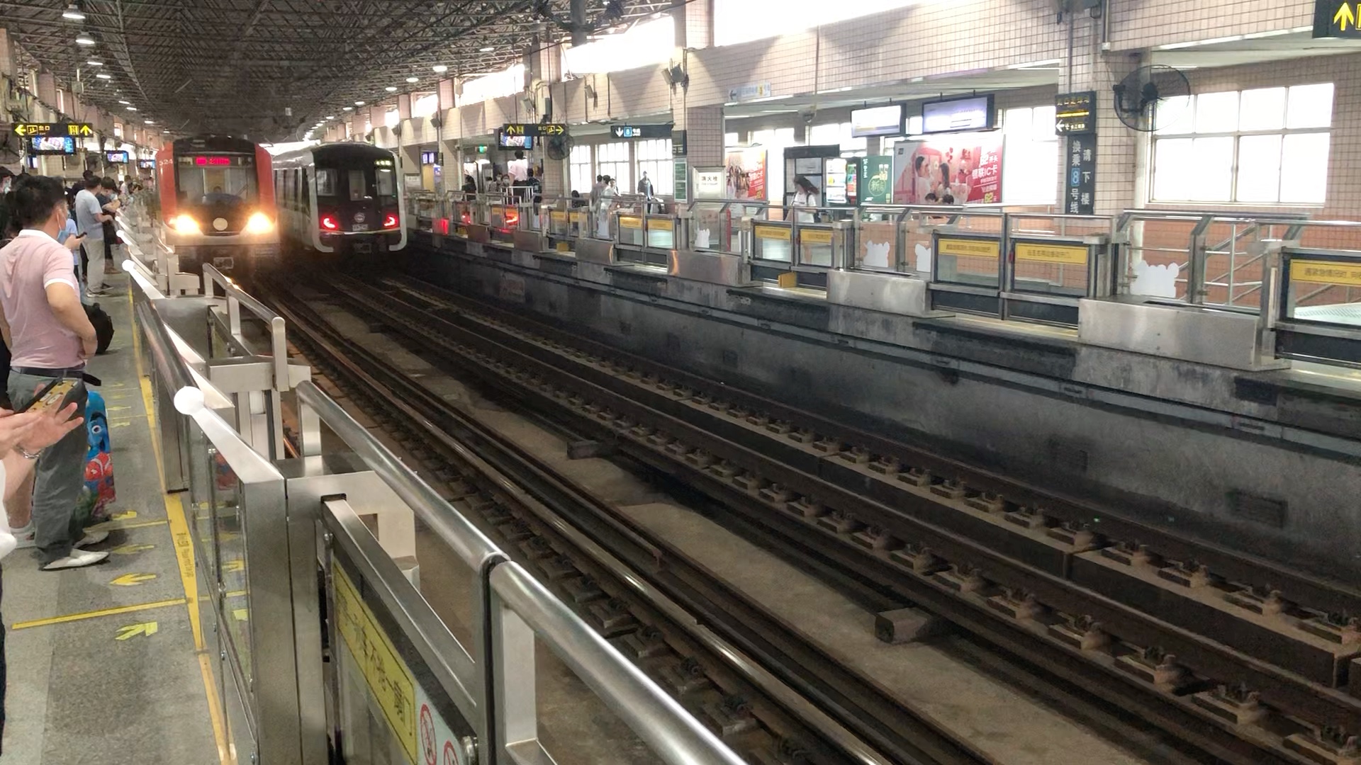 上海地铁上海地铁3号线虹口足球场站进站
