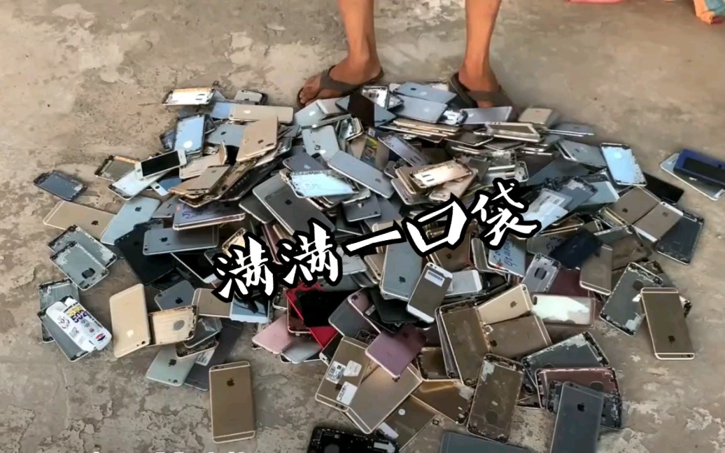 垃圾佬废品堆里居然捡到一麻袋的手机这下终于发了