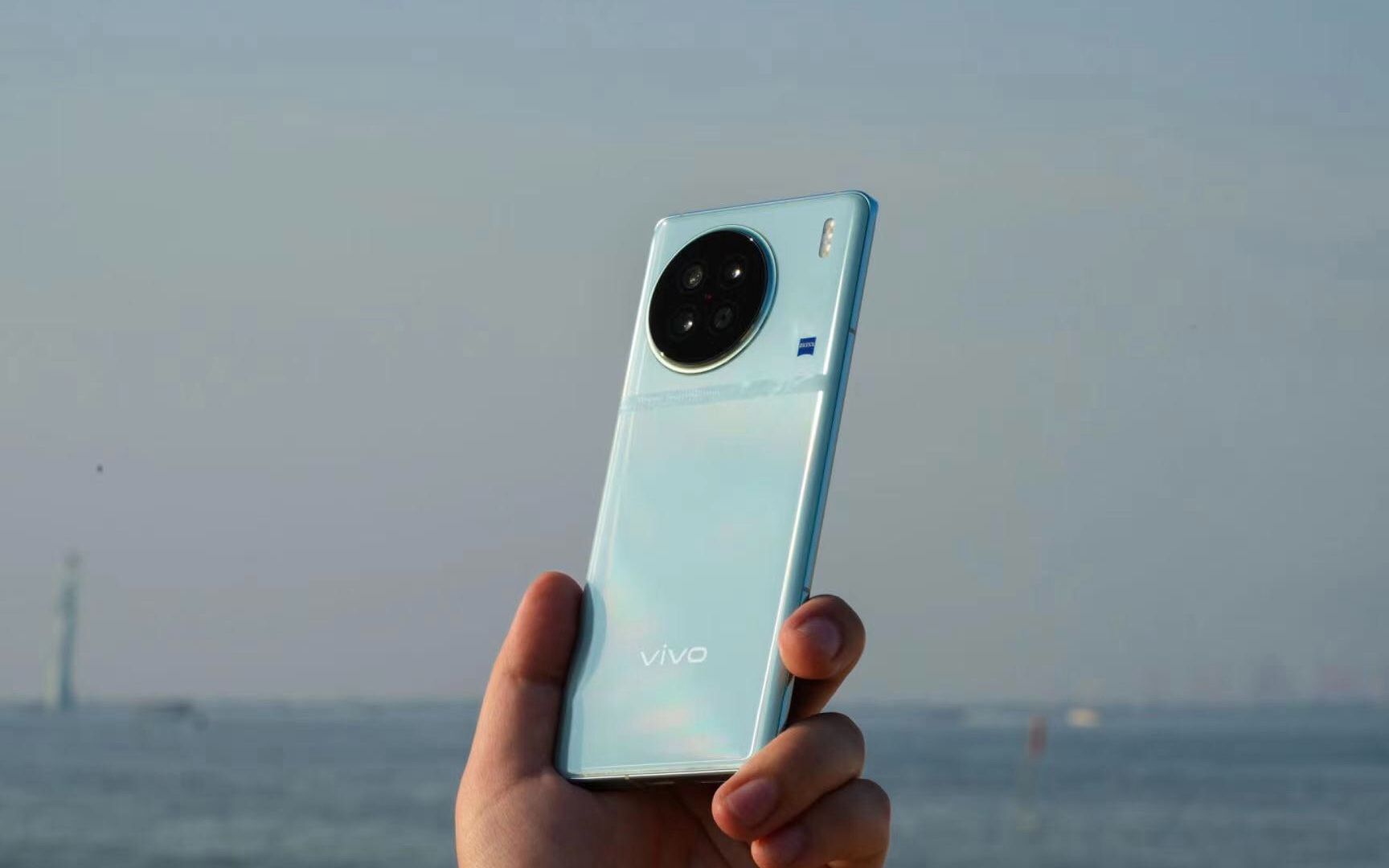 天玑9200 加持,50mp三摄 120w闪充 护眼曲屏,vivo旗舰很给力