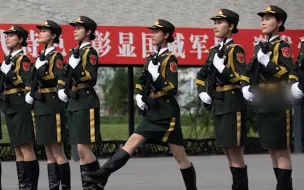 Video herunterladen: 3分钟不眨眼、晒出“阅兵腿”！夜探女兵宿舍，我们发现了她们修炼秘密