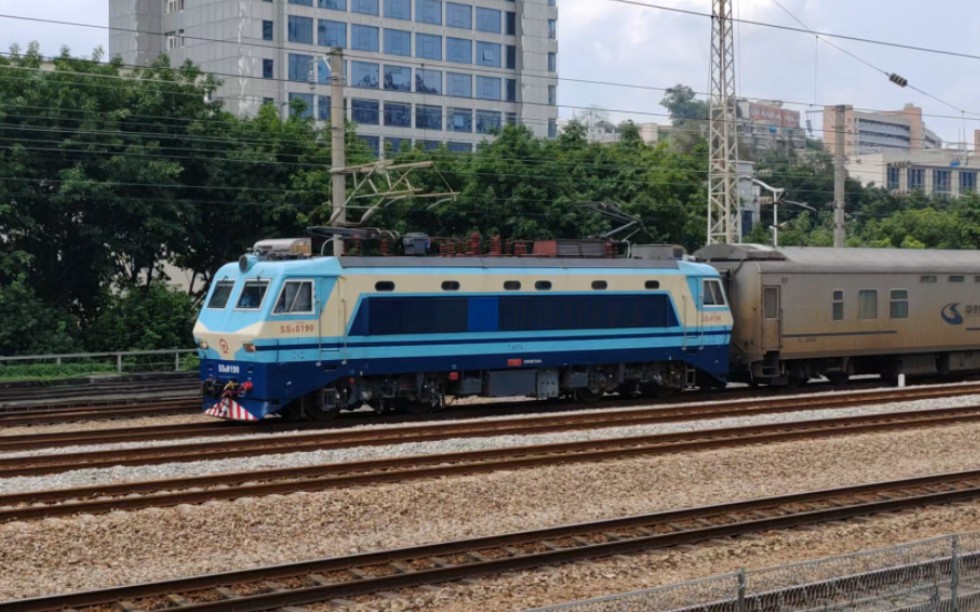 局集团有限公司广州机务段ss8-0190新时代快递25t型客车广州东站进站