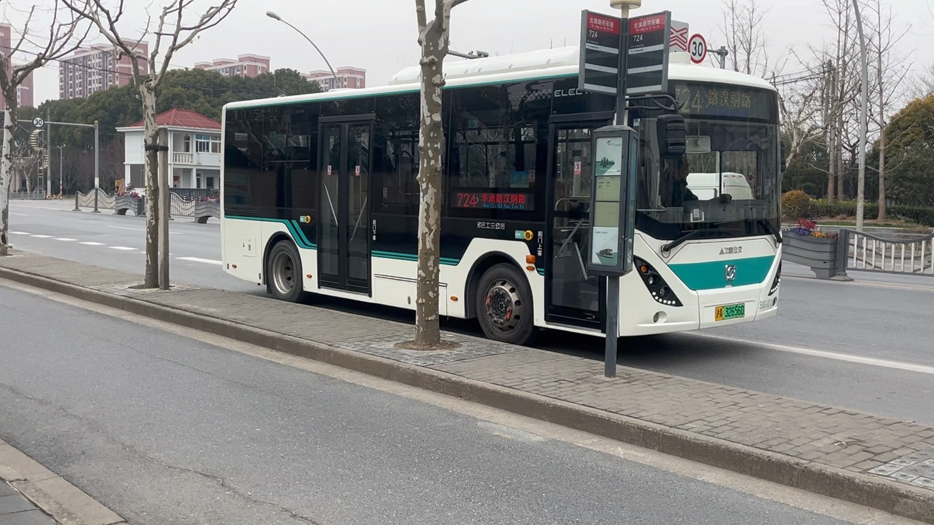 这个是我昨天在古浪路道口附近拍的上海公交724路s8d迷你白金刚出站