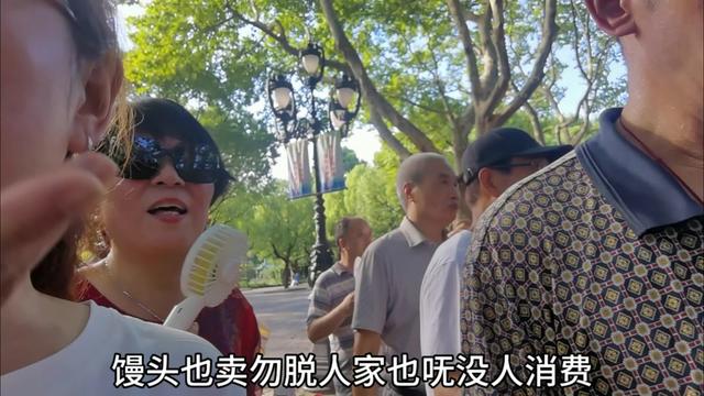 [图]虹口演唱会，门票一千块，大爷没钱买，只能来公园，公园有高手，赛过大歌星，听歌不要钱，百姓众乐乐