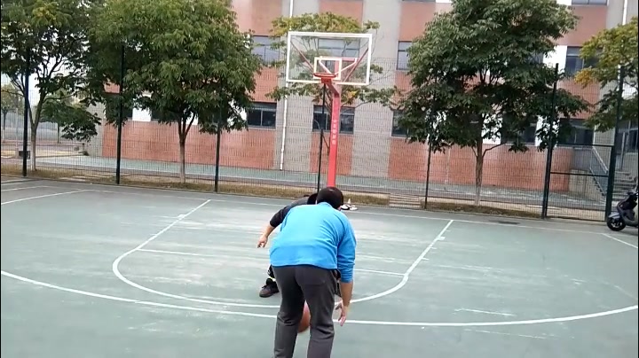 [图]They play basketball