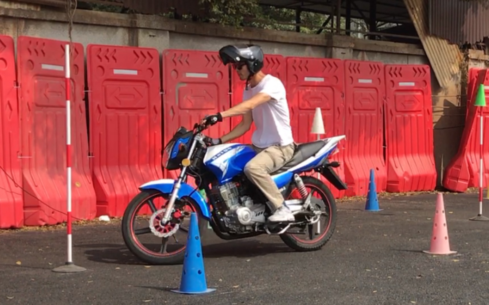 渐渐加速150cc摩托车科目二绕桩练习一点心得分享请见下方简介