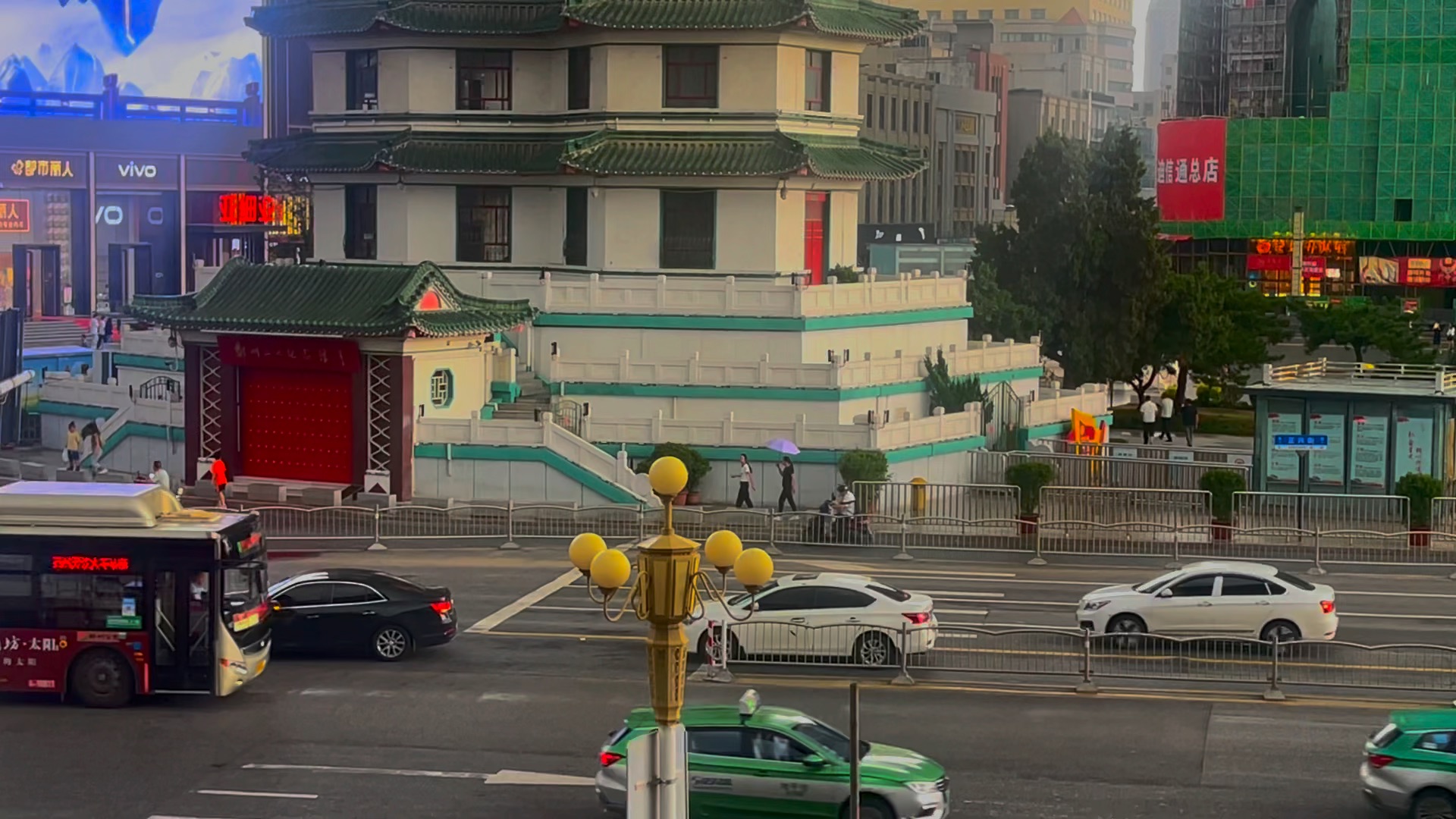 郑州公交四种插电式混合动力公交车在二七广场附近交汇.