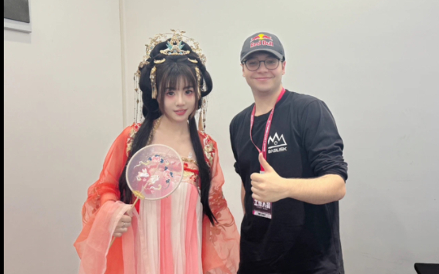 赤小兔和英文解说聊天 解说喜欢clem觉得他在夜店很好玩同时也喜欢