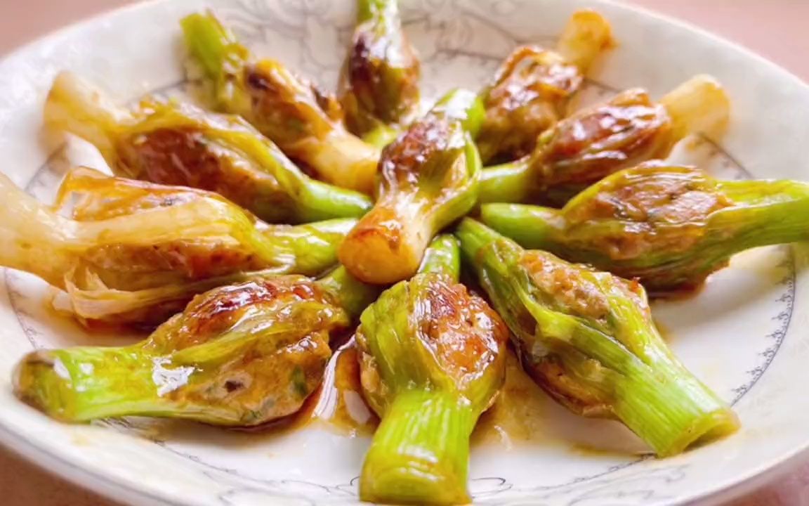 广西贺州特色美食酿蒜 这次换种做法煎的更香 蒜苗的花式吃法
