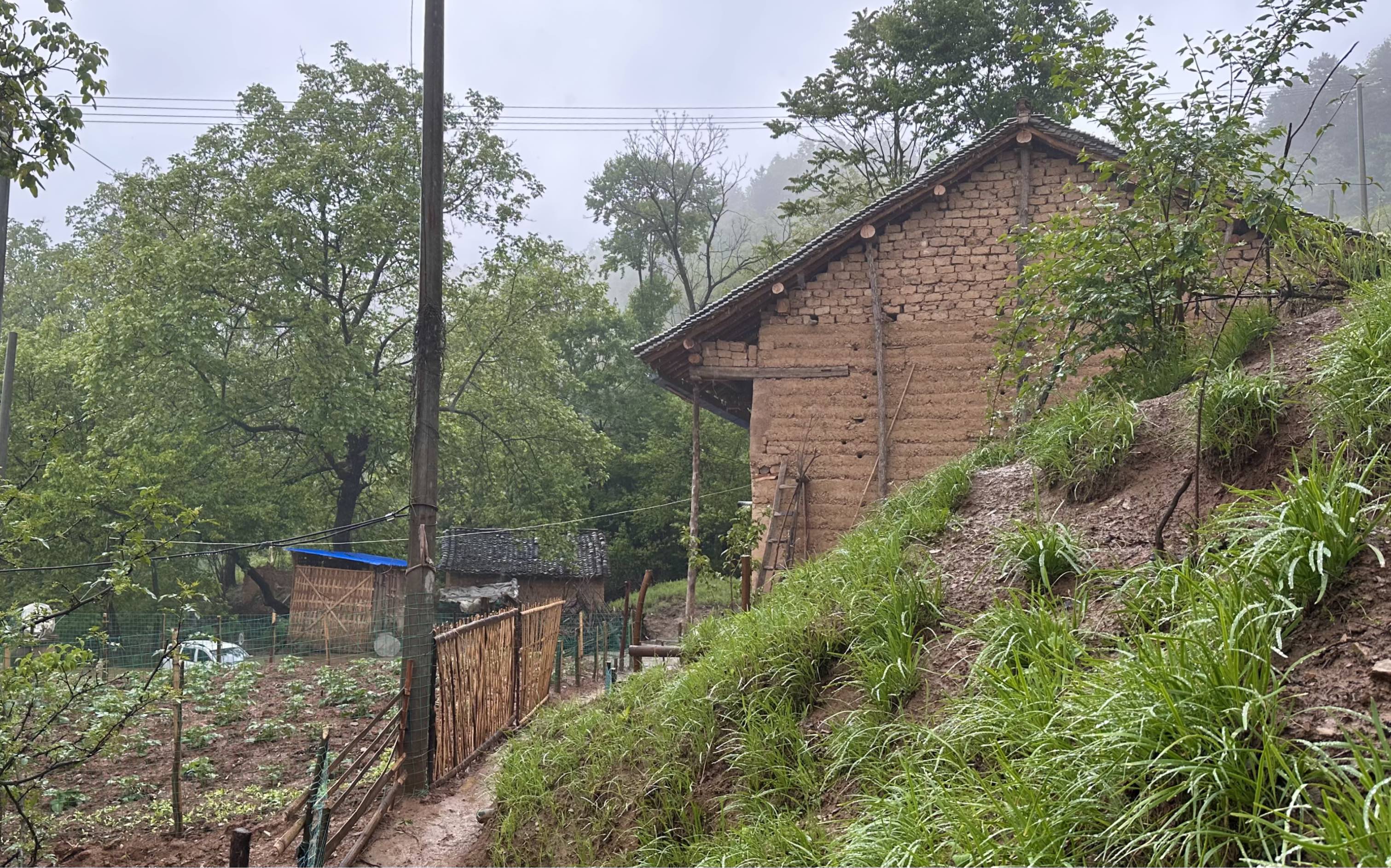 [图]老家在大山深处，下雨天回家一路美景，父母在家吃饭总是很简单