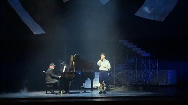 Frank <em class="keyword">Wildhorn</em>亲自伴奏，白举纲带来的《人间失格》剧中歌曲《坠落大海的尘埃》