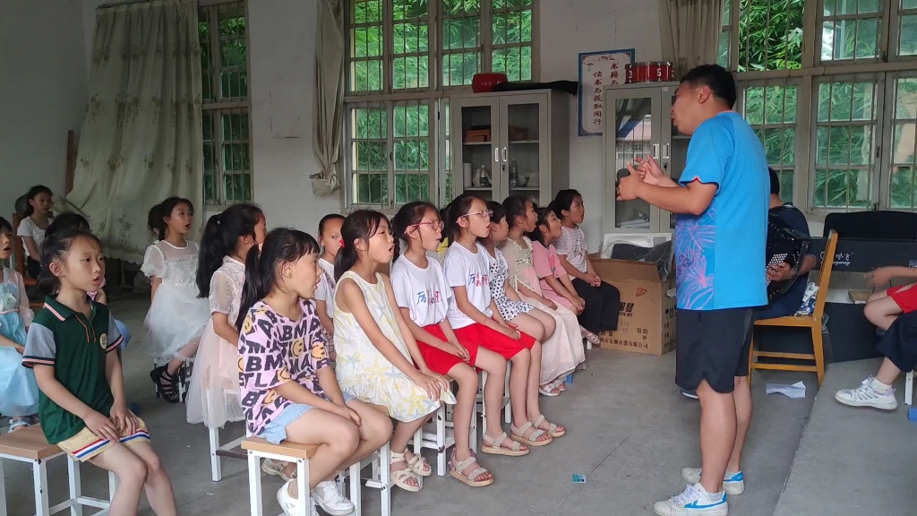 [图]乡村小学合唱团蓝天白云合唱正在排练属于孩子们《萱草花》