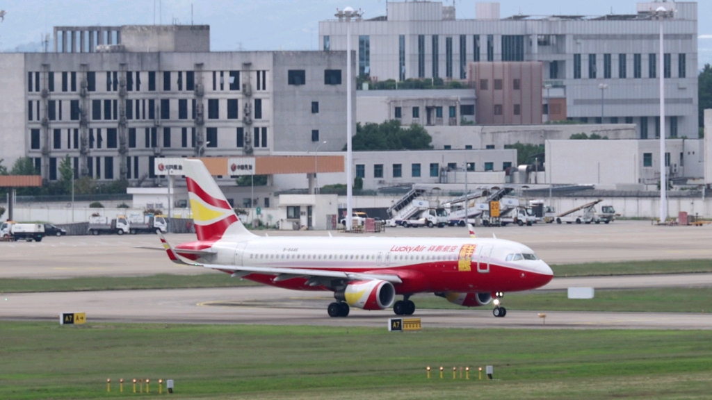 祥鹏航空a320滑行中