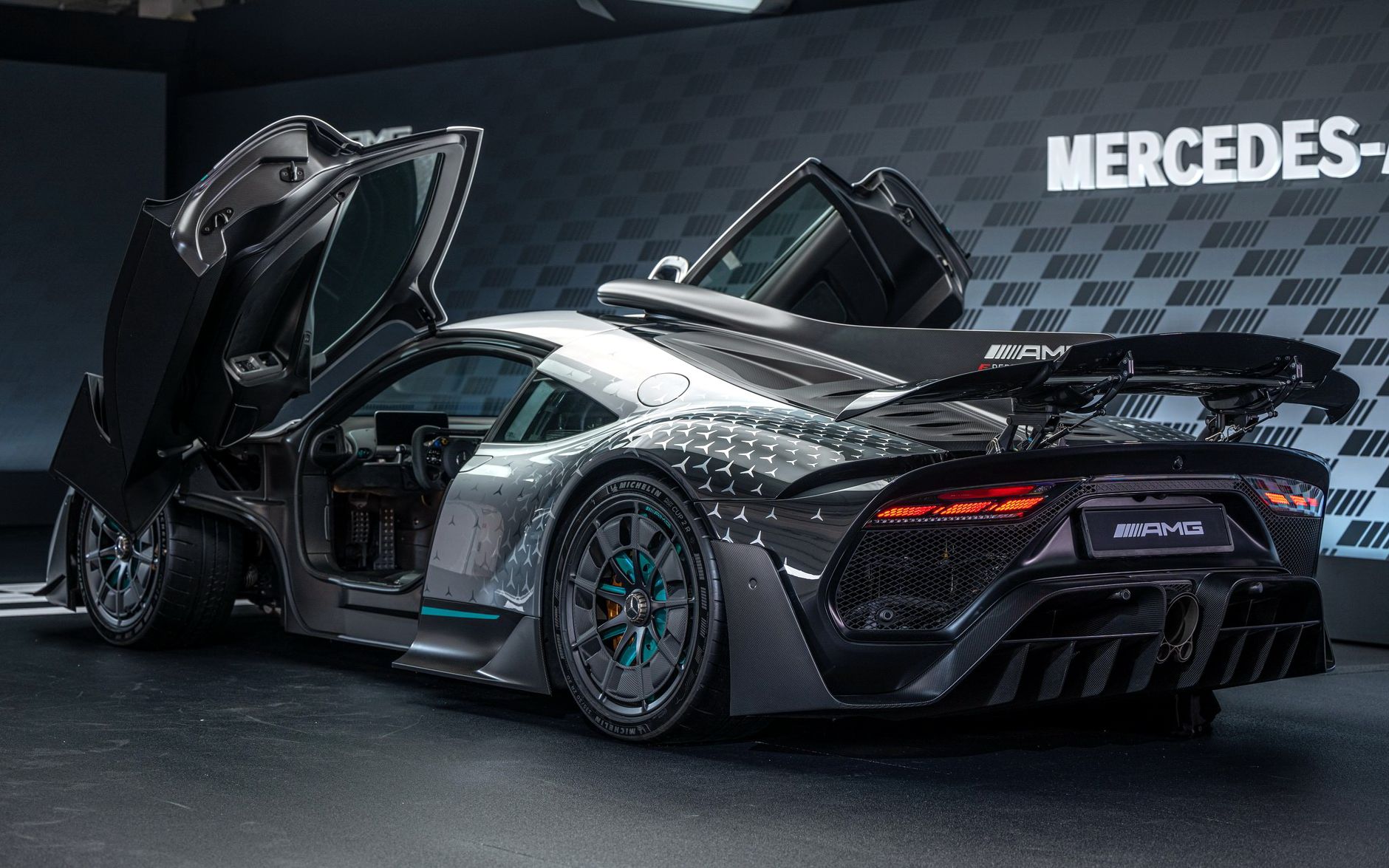 梅奔量产amg one实车发布 - f1发动机混动hypercar/top gear_哔哩哔哩