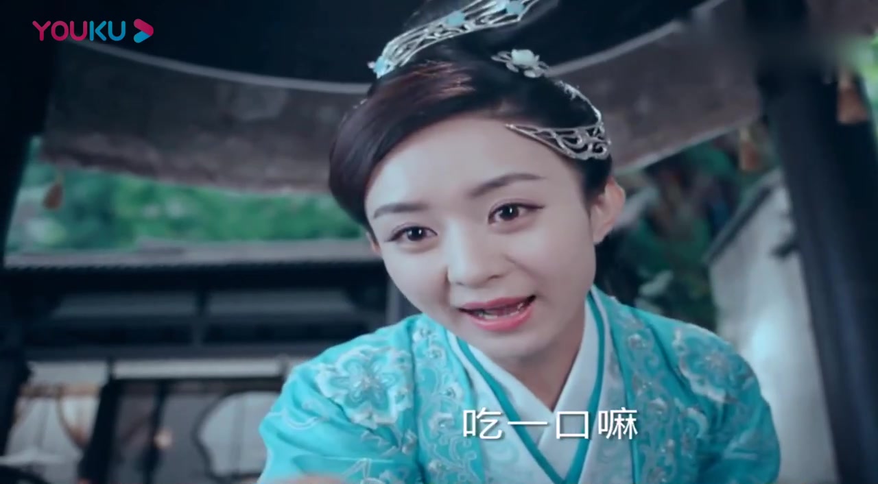 赵丽颖喂食,易烊千玺死活不张嘴,瞧这傲娇模样好有意思