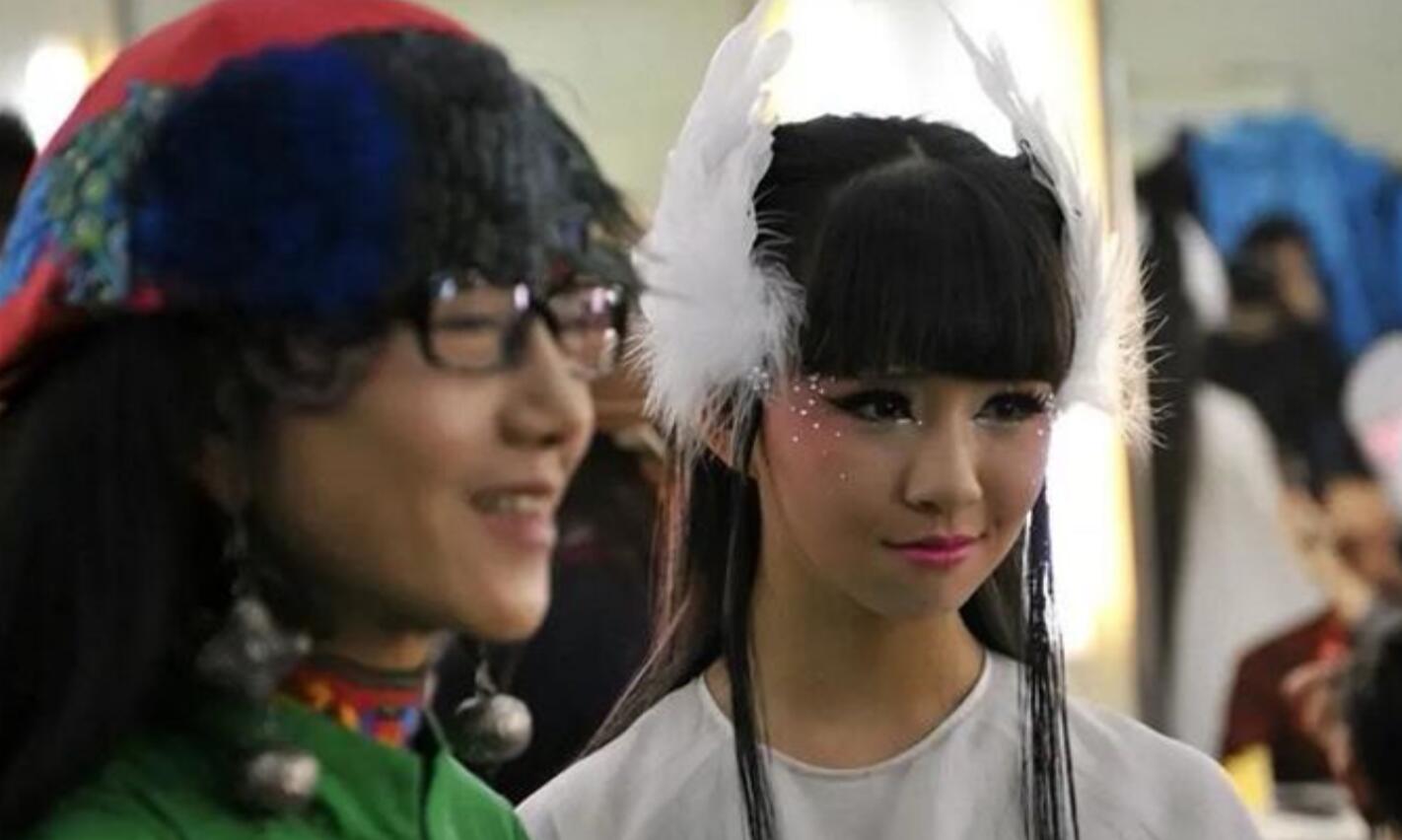 小彩旗疑复出跳舞,在杨丽萍演出上连转2小时,曾因不舞蹈惹争议