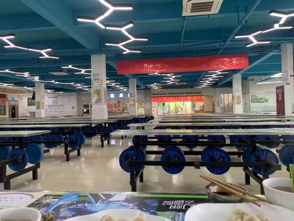 西南交通大学希望学院 刚下课,好多人去食堂和我抢饭,食堂环境泊眄