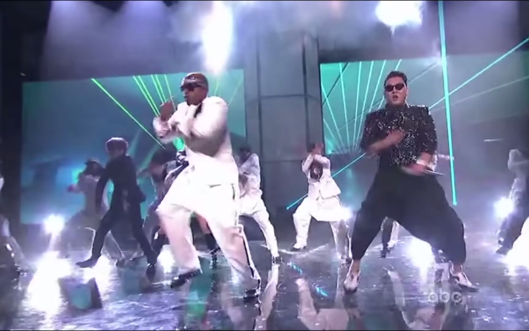 [图]Psy & MC Hammer - Gangnam Style & 2 Legit 2 Quit Live American Music Awards 2012