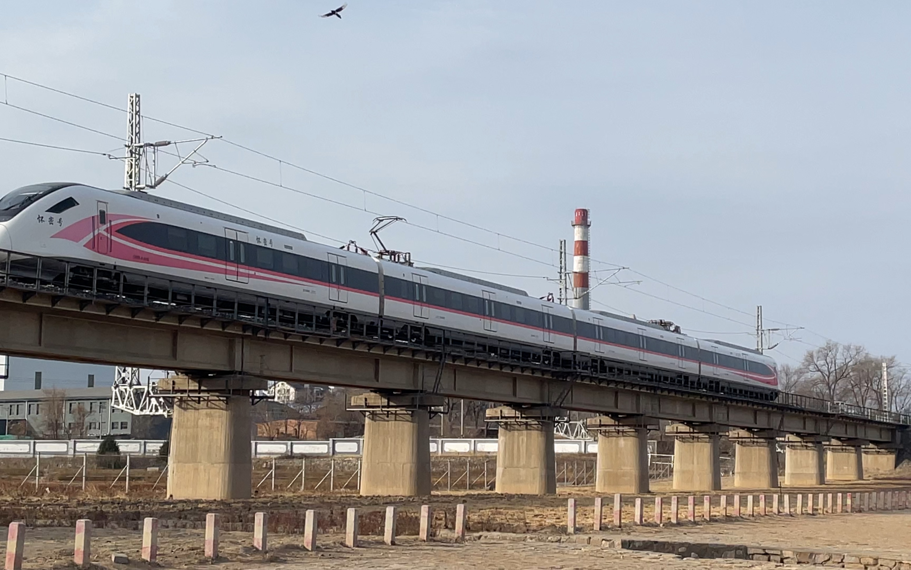 今天上午市郊铁路怀密线市524次官高两道通过去往昌平北站方向