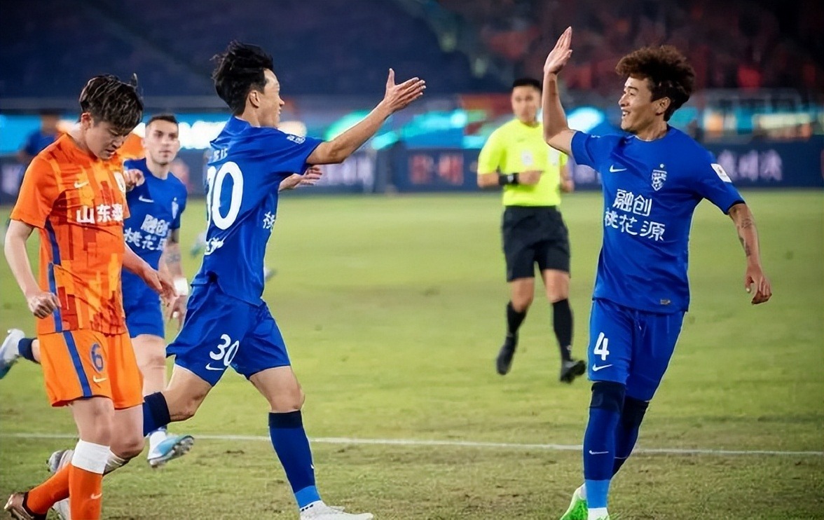 武汉三镇2国脚新动向:国足10号不去国安,韦世豪遭某中超队强挖