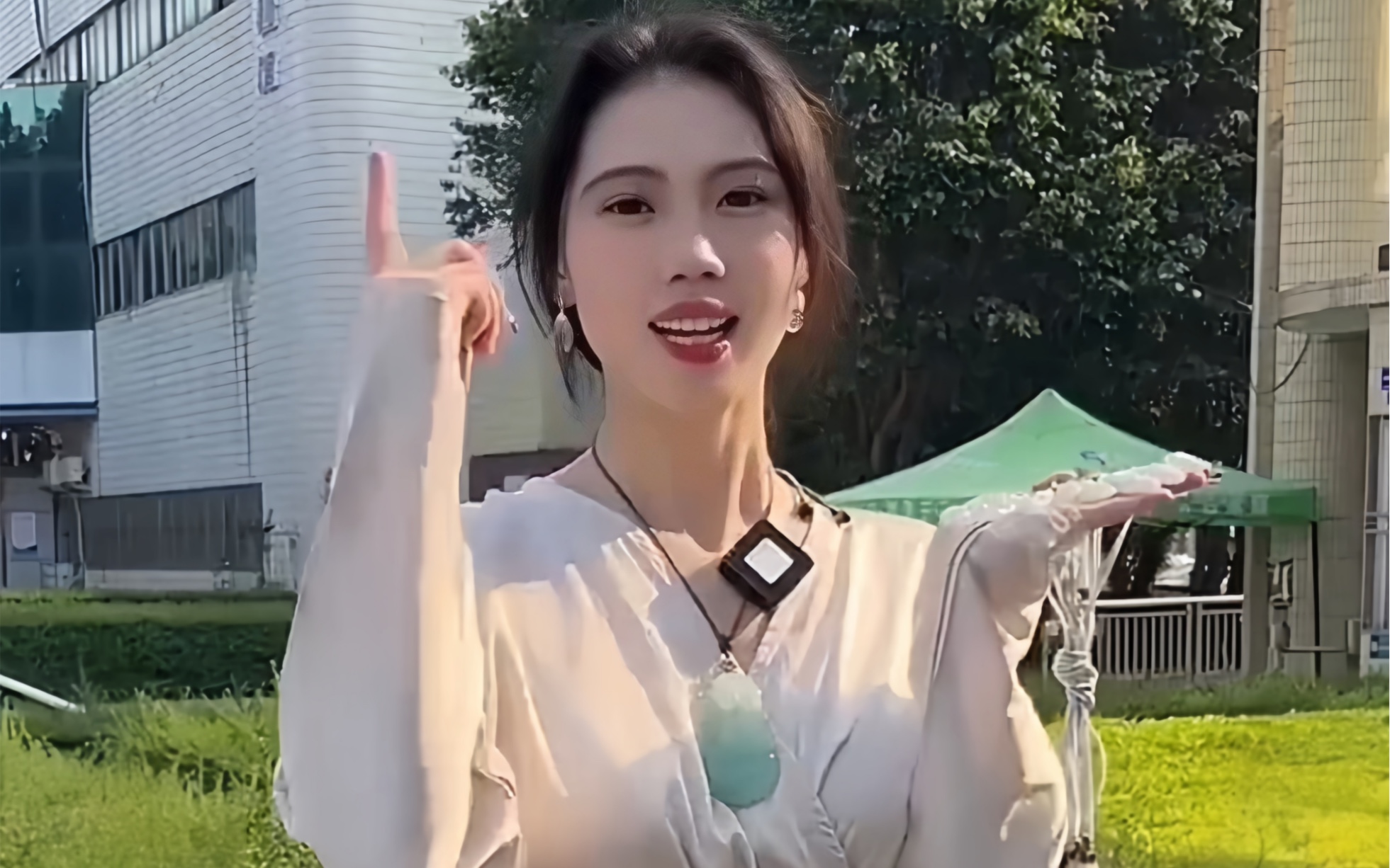 不要轻易尝试公斤料,小蕊6000元开翡翠盲袋,来看看吧!