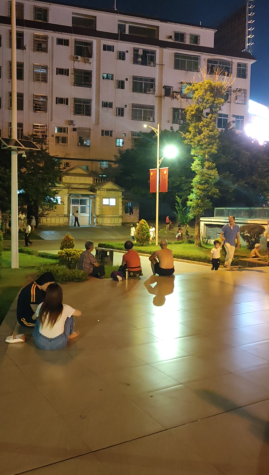 广场休闲生活之片段8人民安居乐业,越来越懂得生活