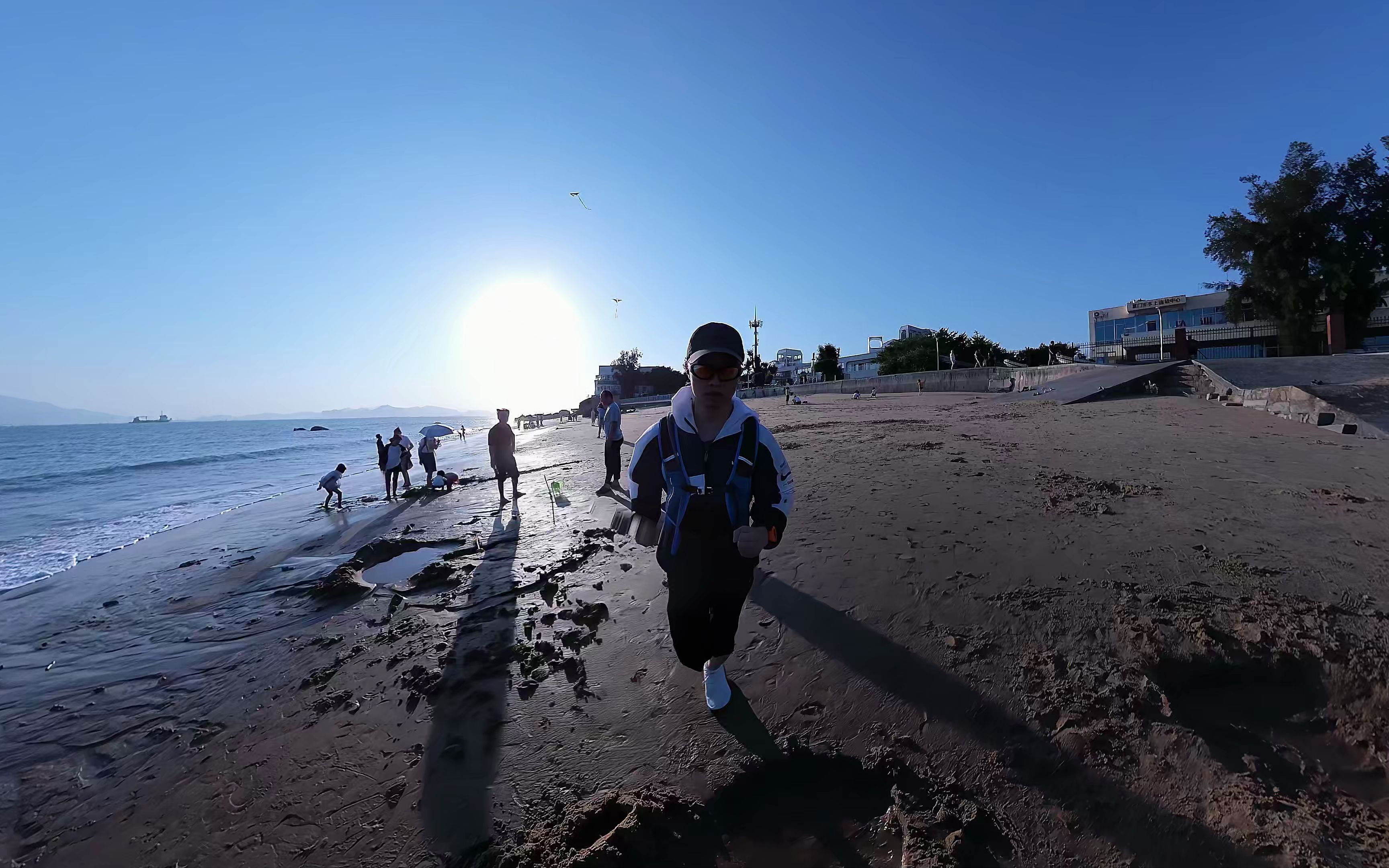 跑步,阳光下自由的奔跑,自拍. insta360 oners 全景一英寸