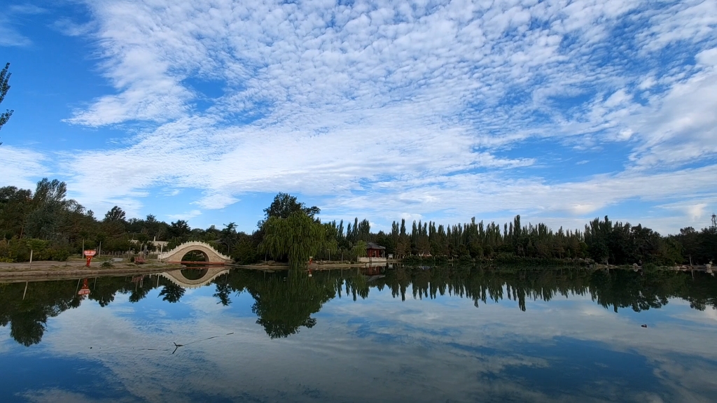 水天一色好景色,新疆吐哈油田哈密基地公园.