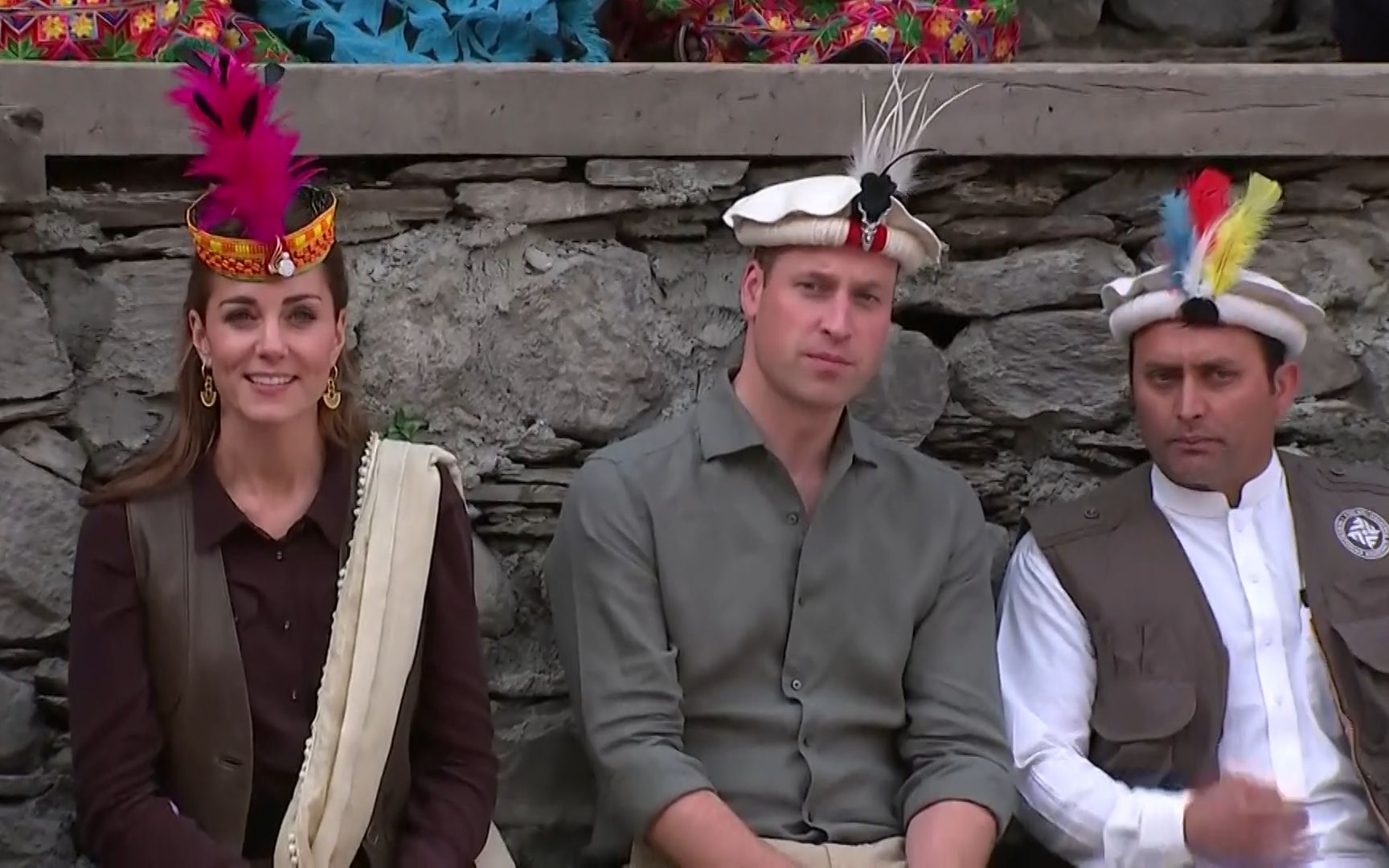 小央看天下威廉王子夫妇访问巴基斯坦戴民族特色帽子引关注