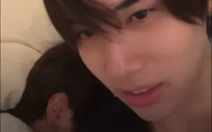 Télécharger la video: 【Joongdunk】230804 IG live 小情侶貼貼直播 甜死我了