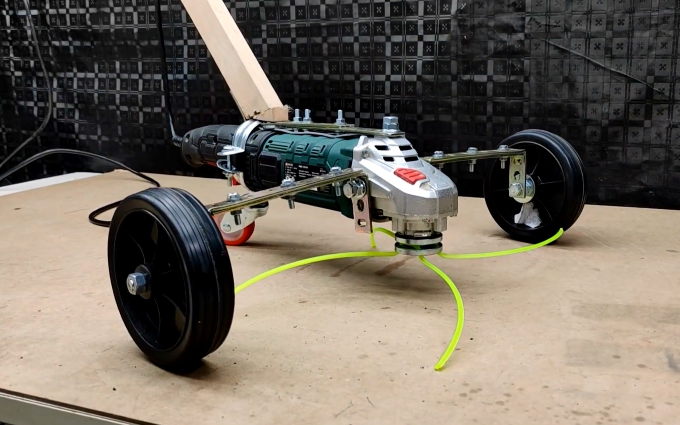 角磨机改装成割草机,简单实用还容易制作,轻松铲除所有杂草