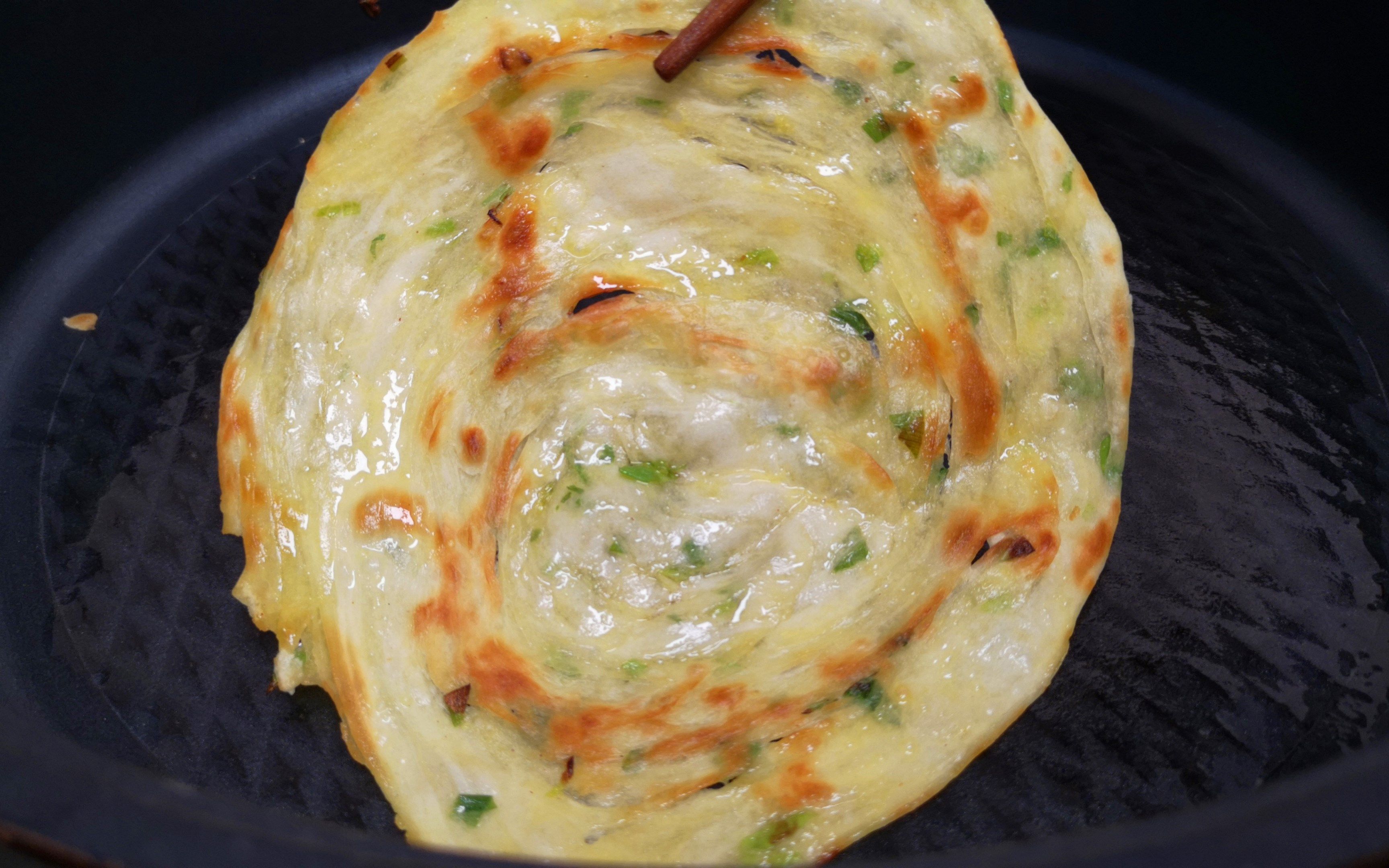 不用和面教你做家常葱花饼,4张饺子皮搞定一张饼,柔软又多层