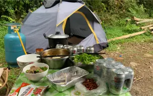 Скачать видео: 穷游小伙户外露营 下着雨煎着肉喝上一罐啤酒 伙食不错又喝美了