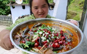 Скачать видео: 野生黄鳝38元一斤，苗大姐吃起来不吐骨头，女人中的骨头粉碎机