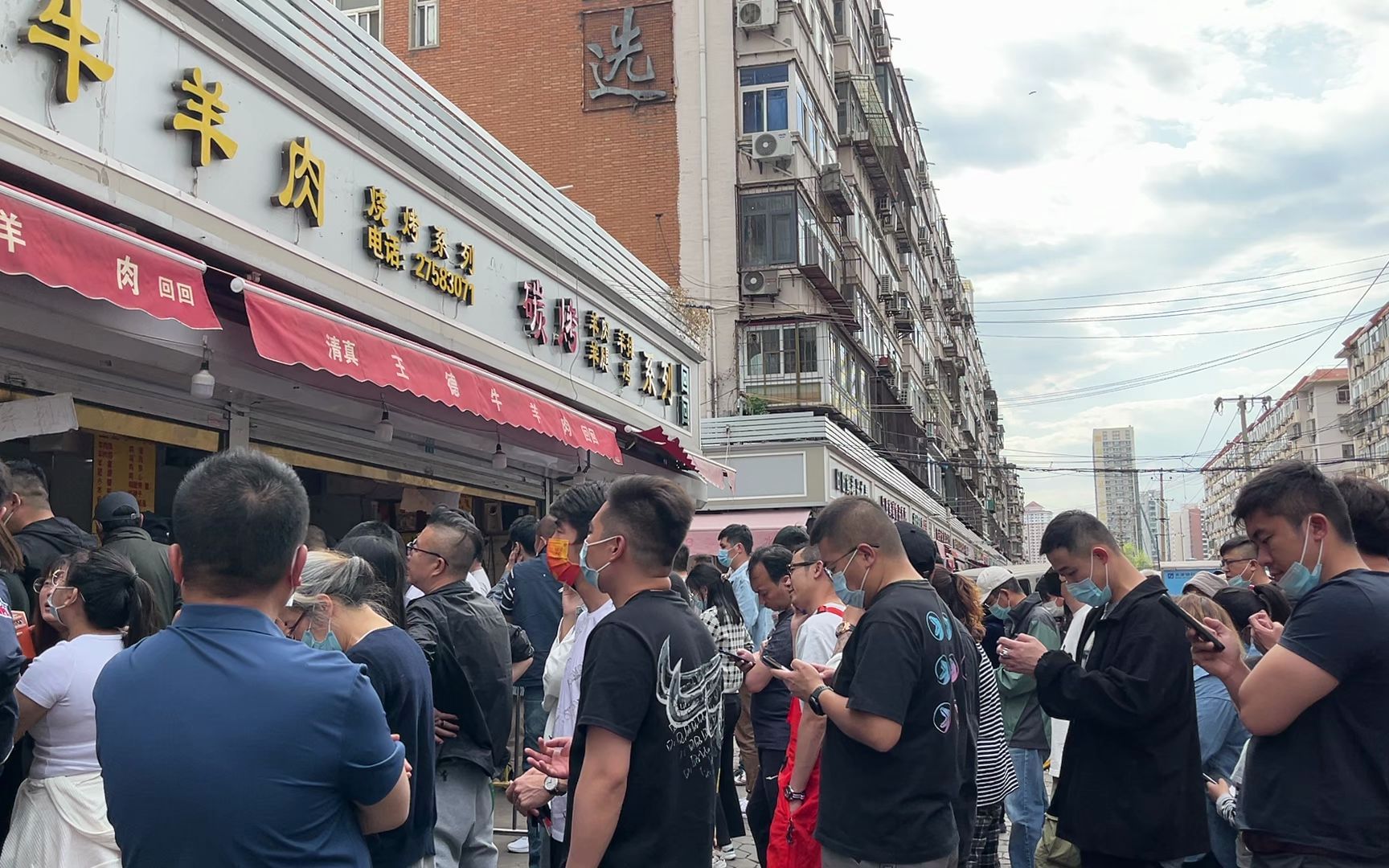 天津西关街五一排队买肉