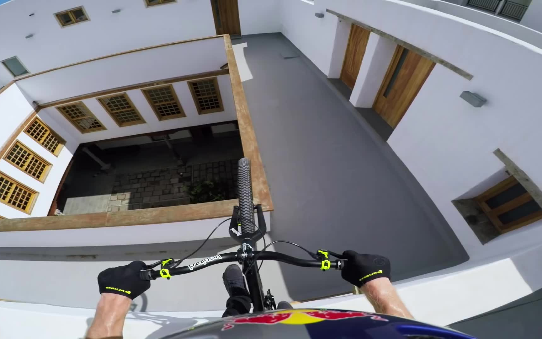 丹尼大神——卡斯卡迪亚 屋檐24街攀极限运动_哔哩哔哩 (゜-゜)つロ