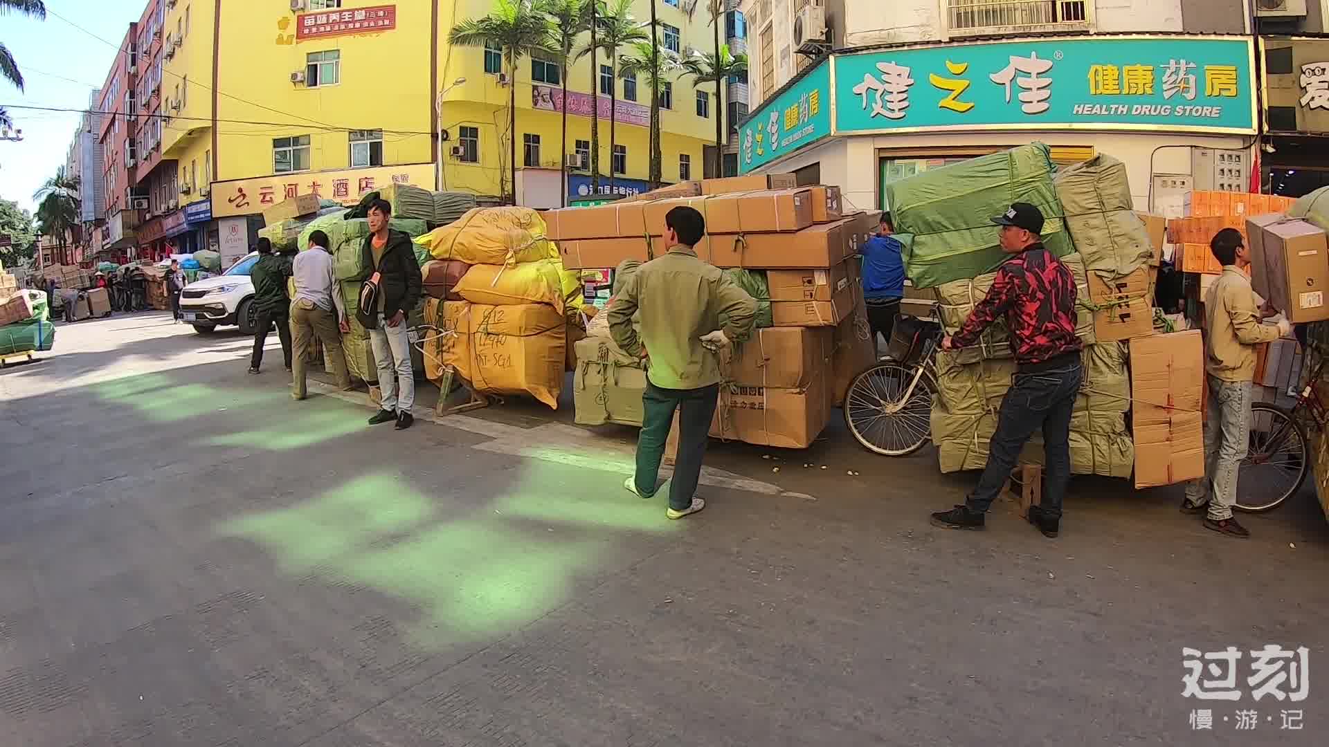 云南河口口岸,每天大批商品从中国运往越南,自行车拉货的队伍令十分壮观哔哩哔哩bilibili