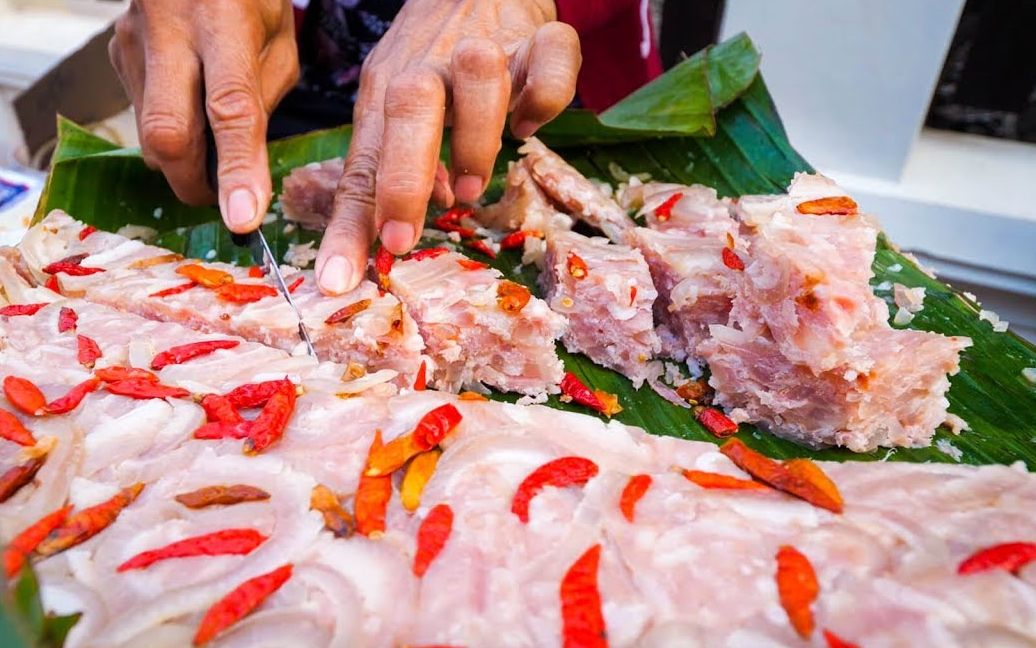 mark wiens美籍华裔小哥品尝老挝琅勃拉邦的街头小吃-野生烤蜂蜂蜜