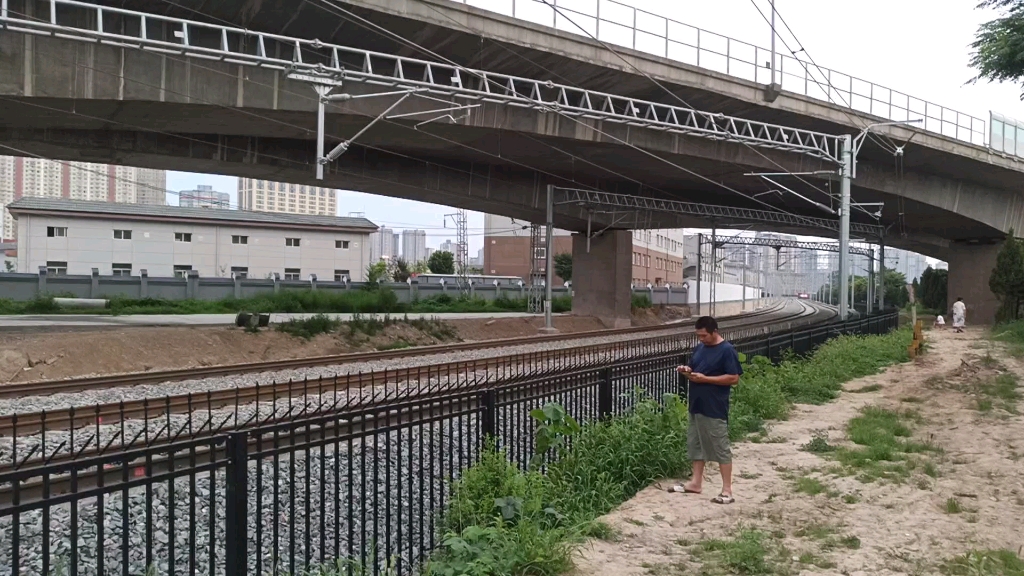 西局西段hxd3d-0525牵引电客z44次西安站开出