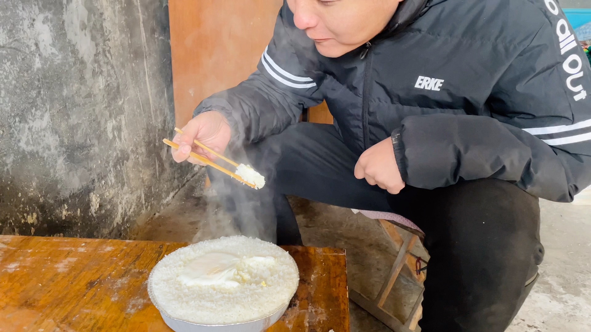 [图]去山里老家用柴火烧个米饭，太香了！