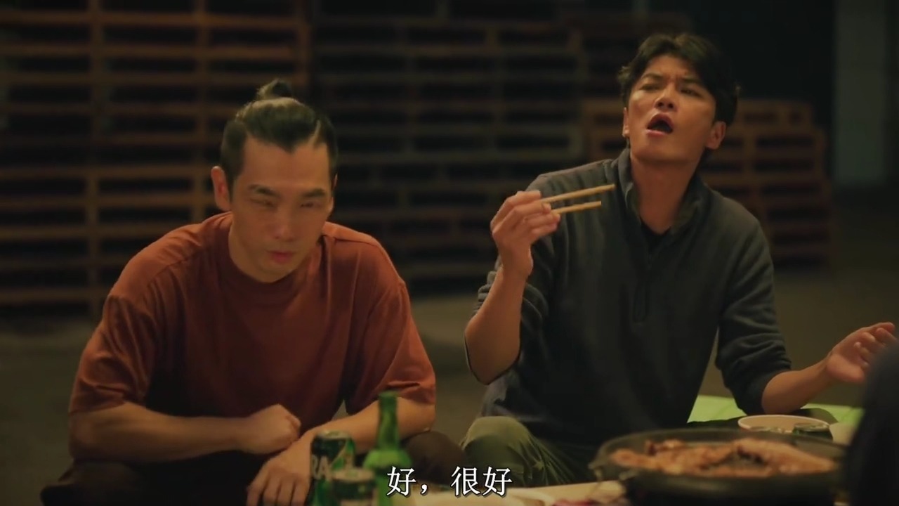 废弃工厂成为临时交战区域，重型机械遮挡视线，很容易遭到侧面偷袭