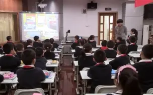 Video herunterladen: 《新魔法英语》New Magic 优质课例赏析：深圳荔园小学 2AU4 单元整体教学 - 第3课时