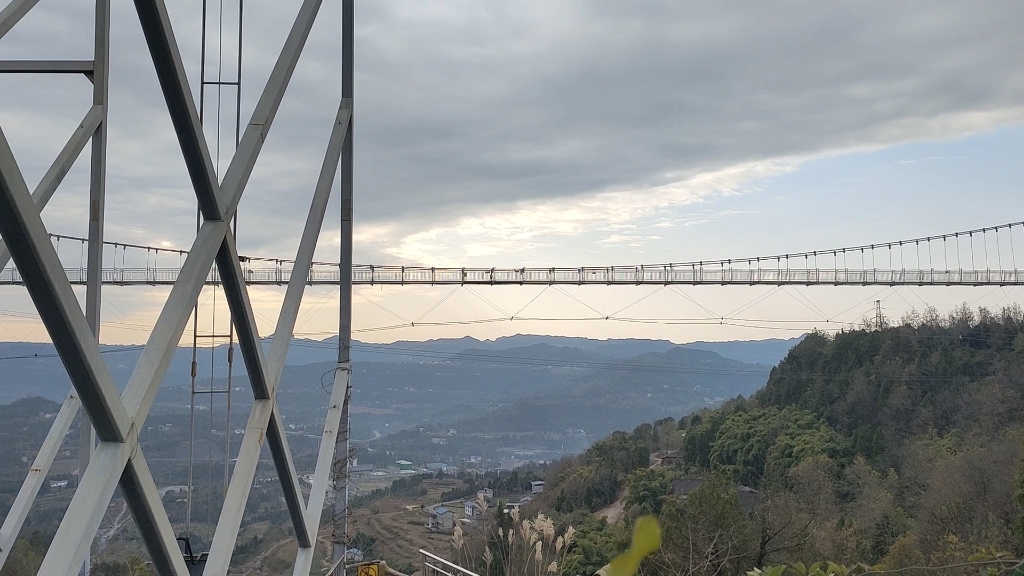 巴中市驷马水乡,建在山顶上的玻璃桥好玩又刺激,很多游客不敢过