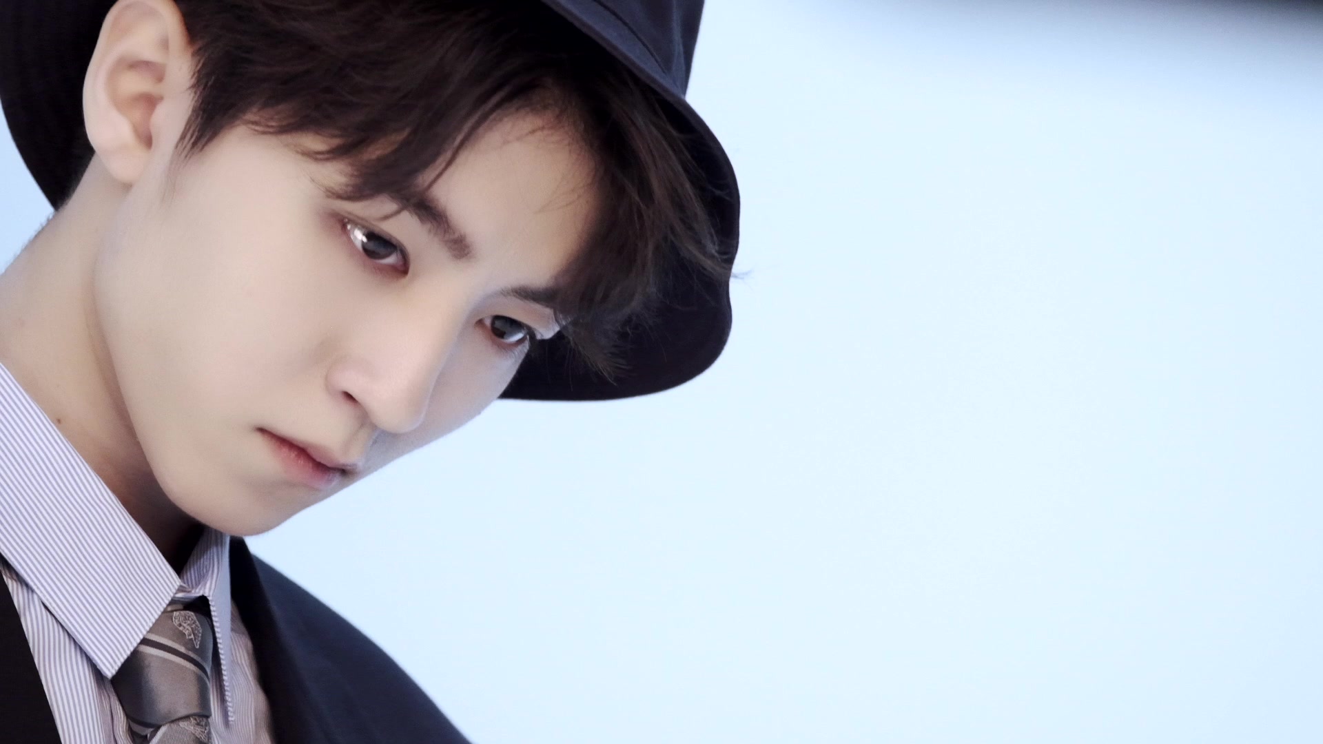 王俊凯时尚先生2020时尚先生esquirefine开年刊封面侧拍花絮