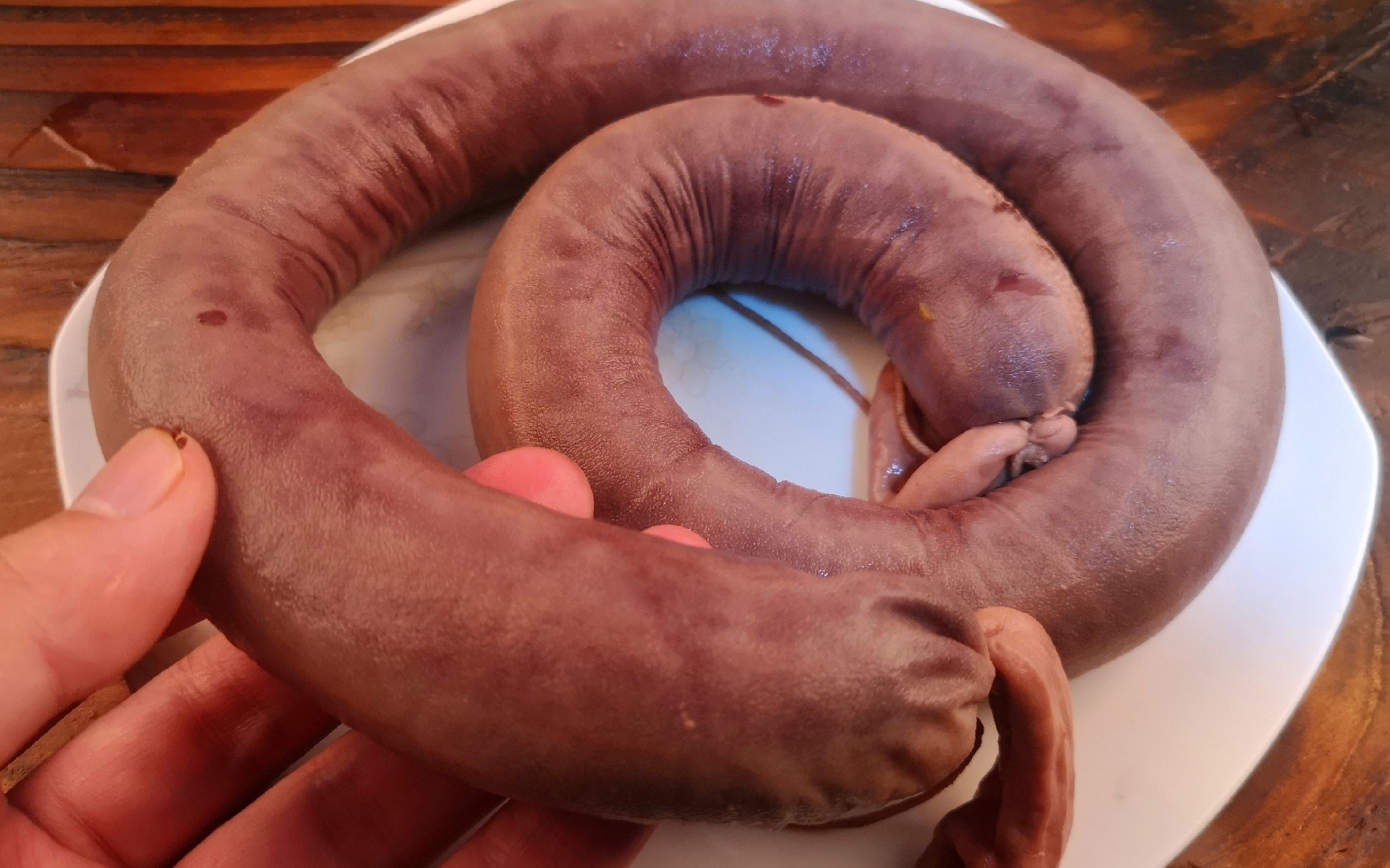 花10块钱买一根猪血肠,媳妇做特色小吃,鲜香美味,一大盘不够吃