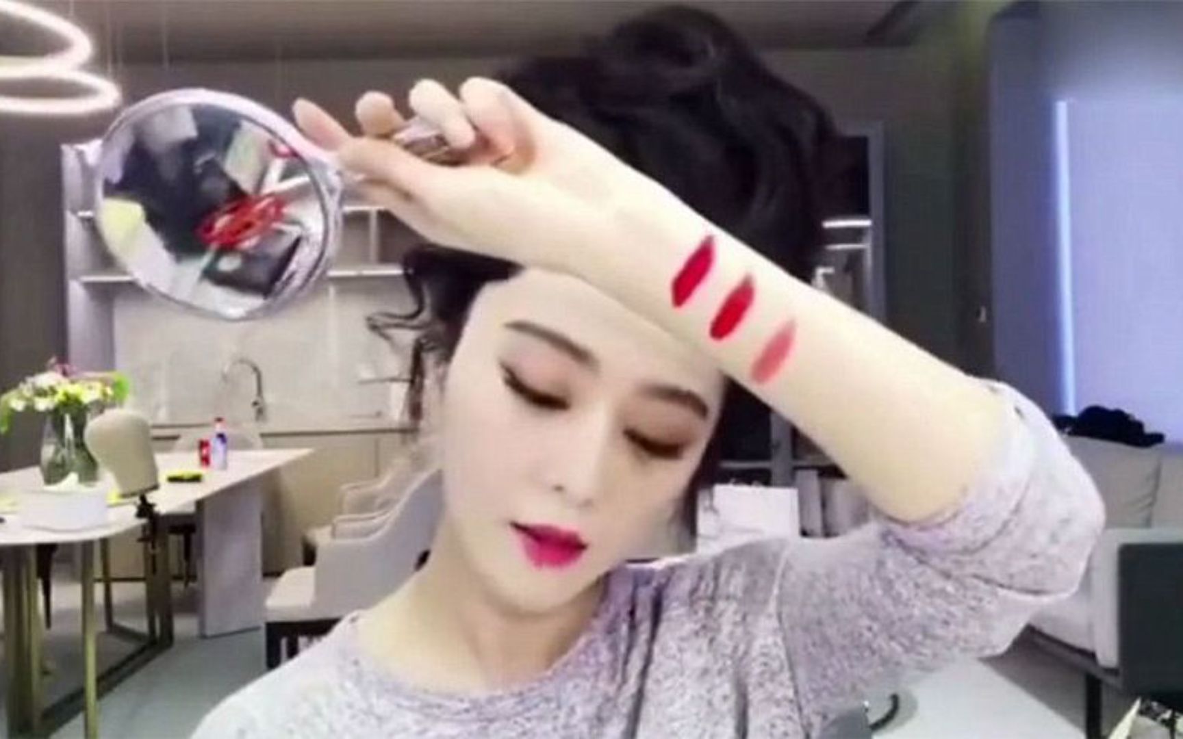 范冰冰竟然直播了,神情尽显老态和疲惫,网友们的弹幕太扎心了