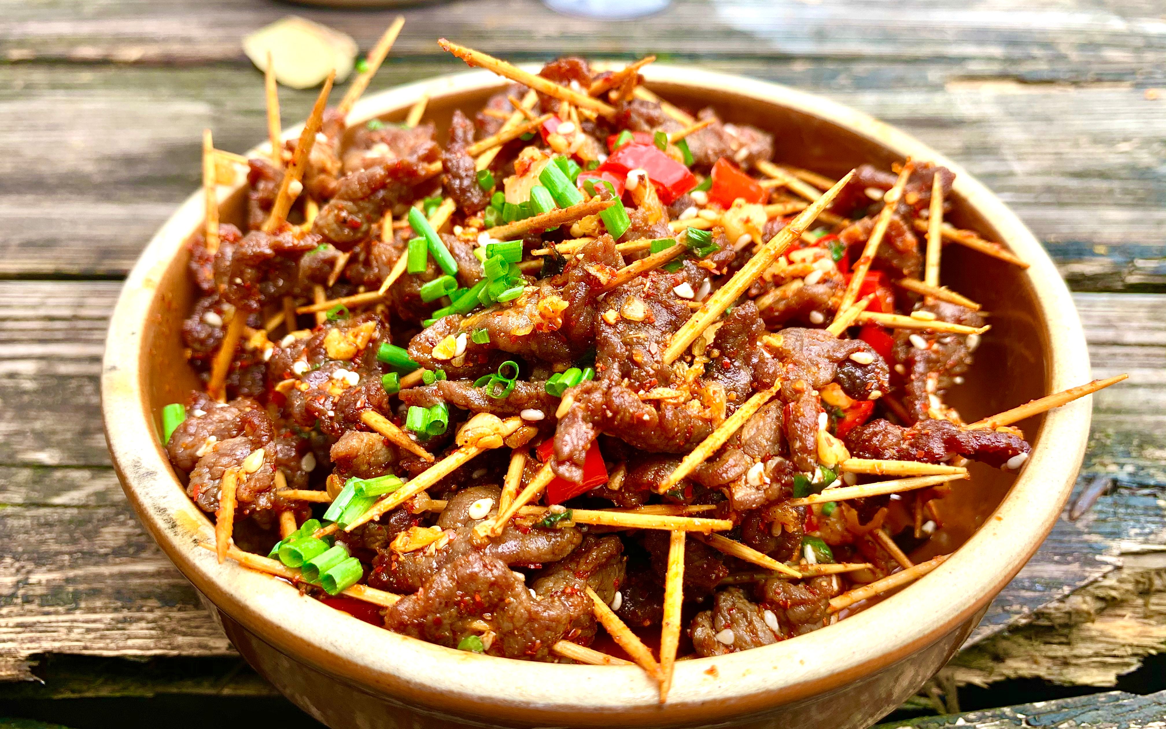 雪梅做道"牙签牛肉",色香味俱全,爷爷:好吃,就是有点费牙签